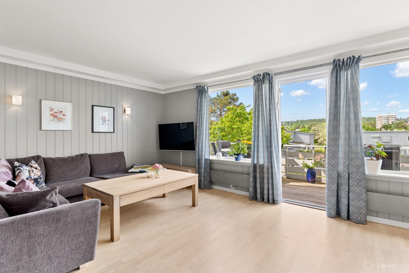 Lys og luftig stue med store vindusflater som slipper inn rikelig med dagslys og gir svært gode lys- og solforhold. Galleribilde