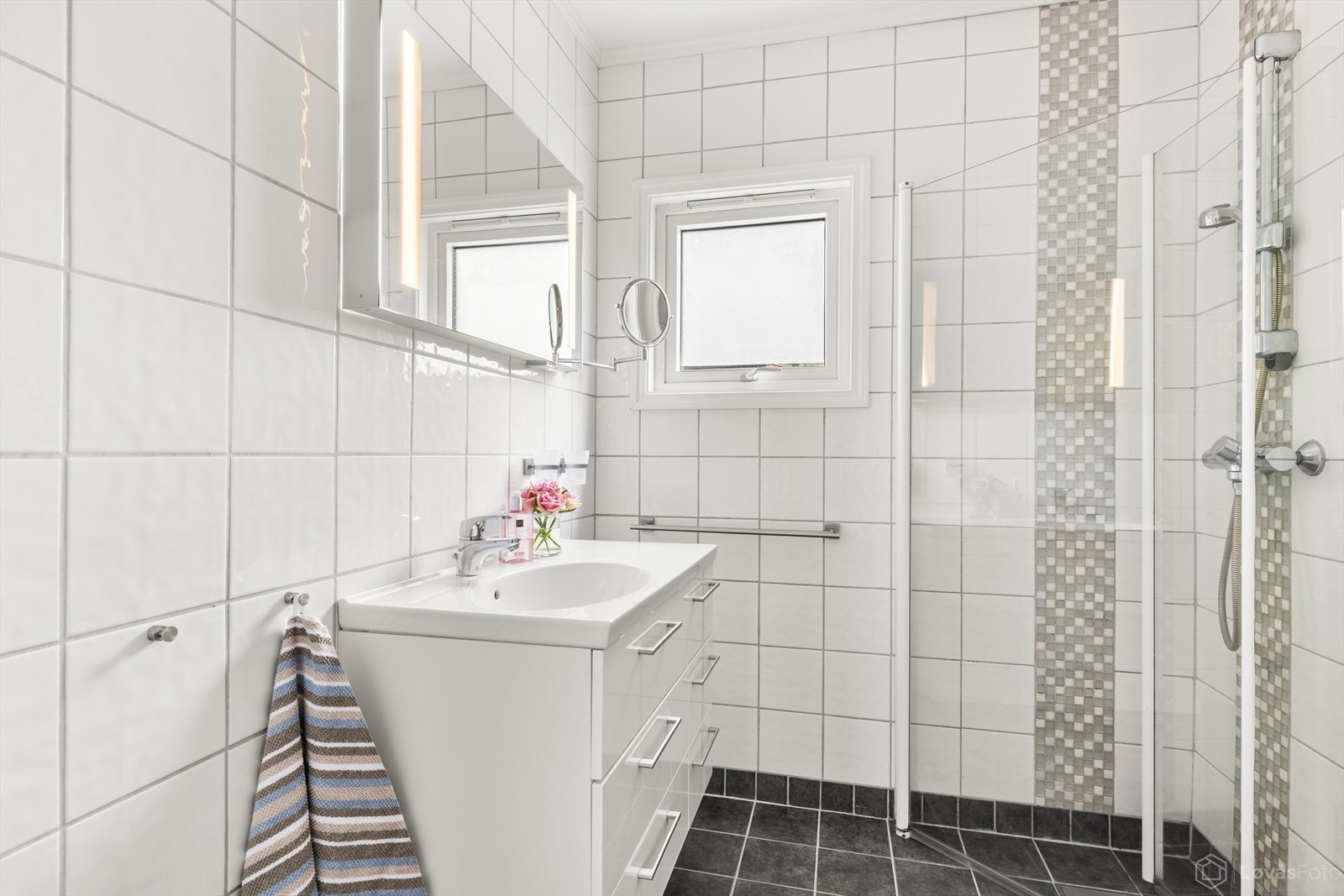 Badet ble modernisert i 2011 med varmekabler i gulvet og flislagte overflater. Galleribilde