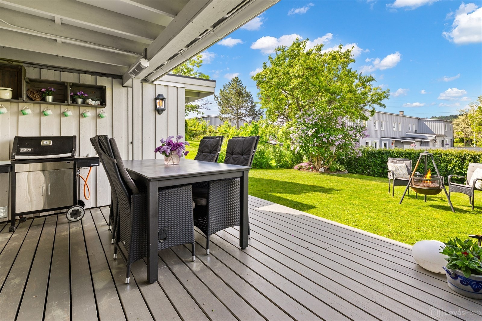 Stor og skjermet terrasse på ca. 25 m². Galleribilde