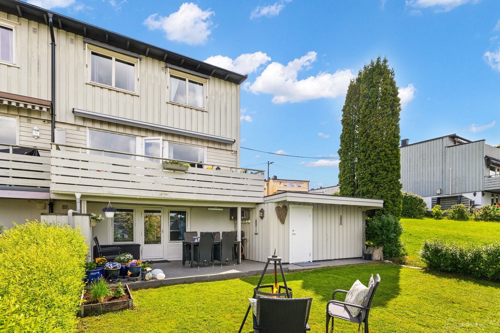 Frodig og skjermet hagedel med terrasse, et hyggelig uteområde med gode solforhold og god plass til utemøbler. Galleribilde