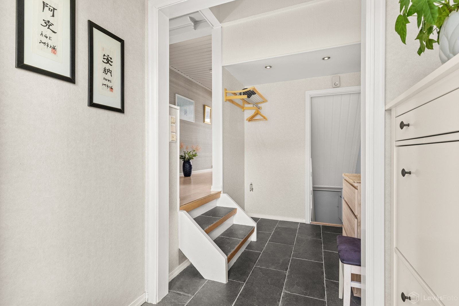 Innbydende entré med god plass til oppbevaring av sko og yttertøy. Galleribilde