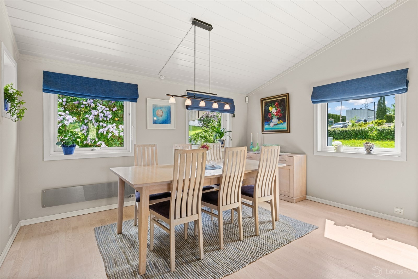 Spiseplass med rikelig naturlig lys fra store vindusflater. Galleribilde