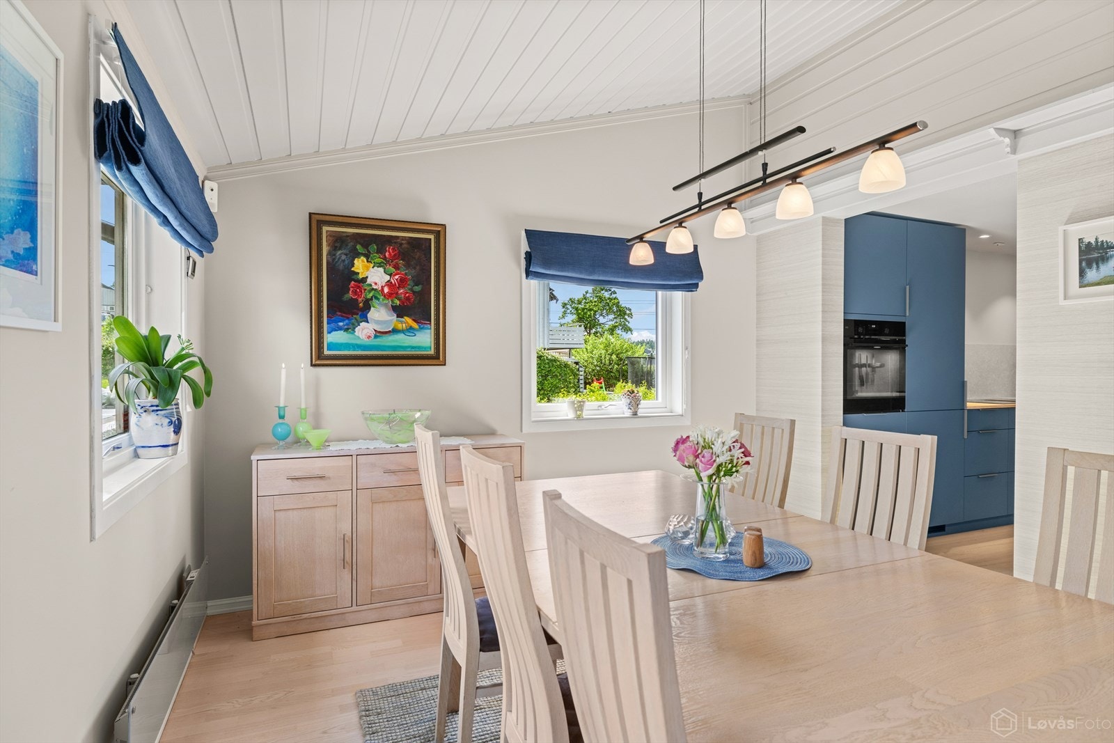 Her får du en praktisk og fin spiseplass ved kjøkkenet. Galleribilde