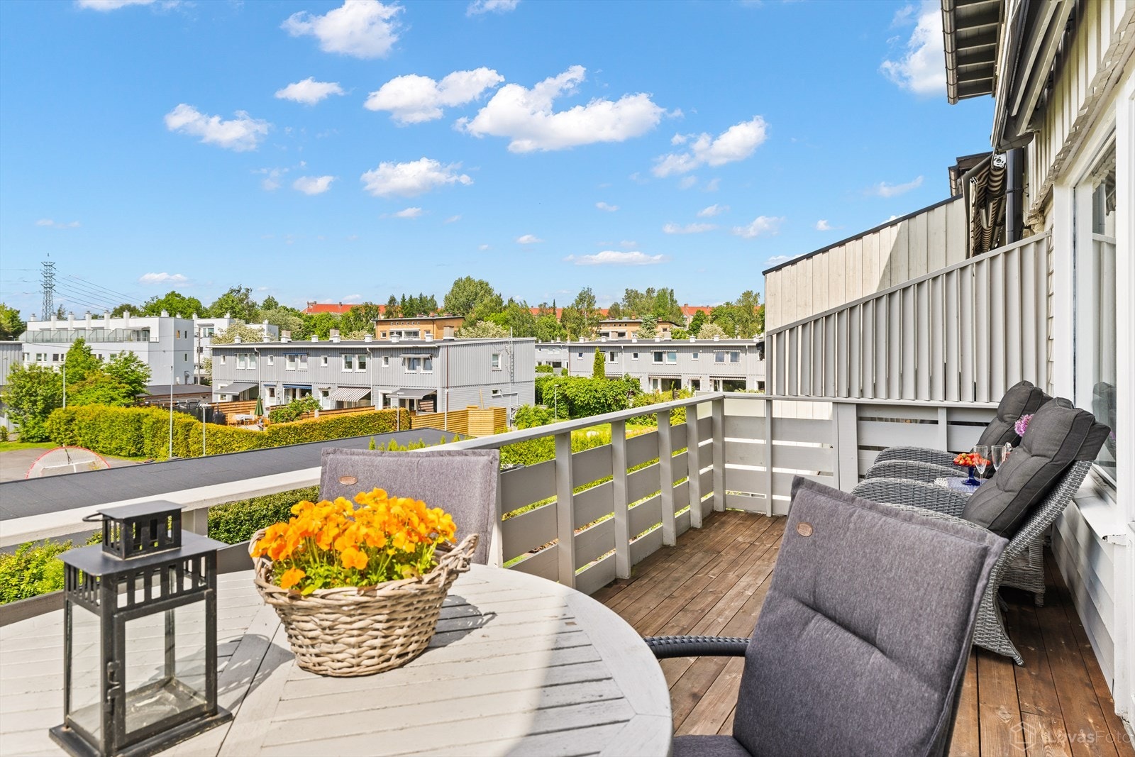 Solrik uteplass med god plass til flere sittegrupper og grill. Galleribilde