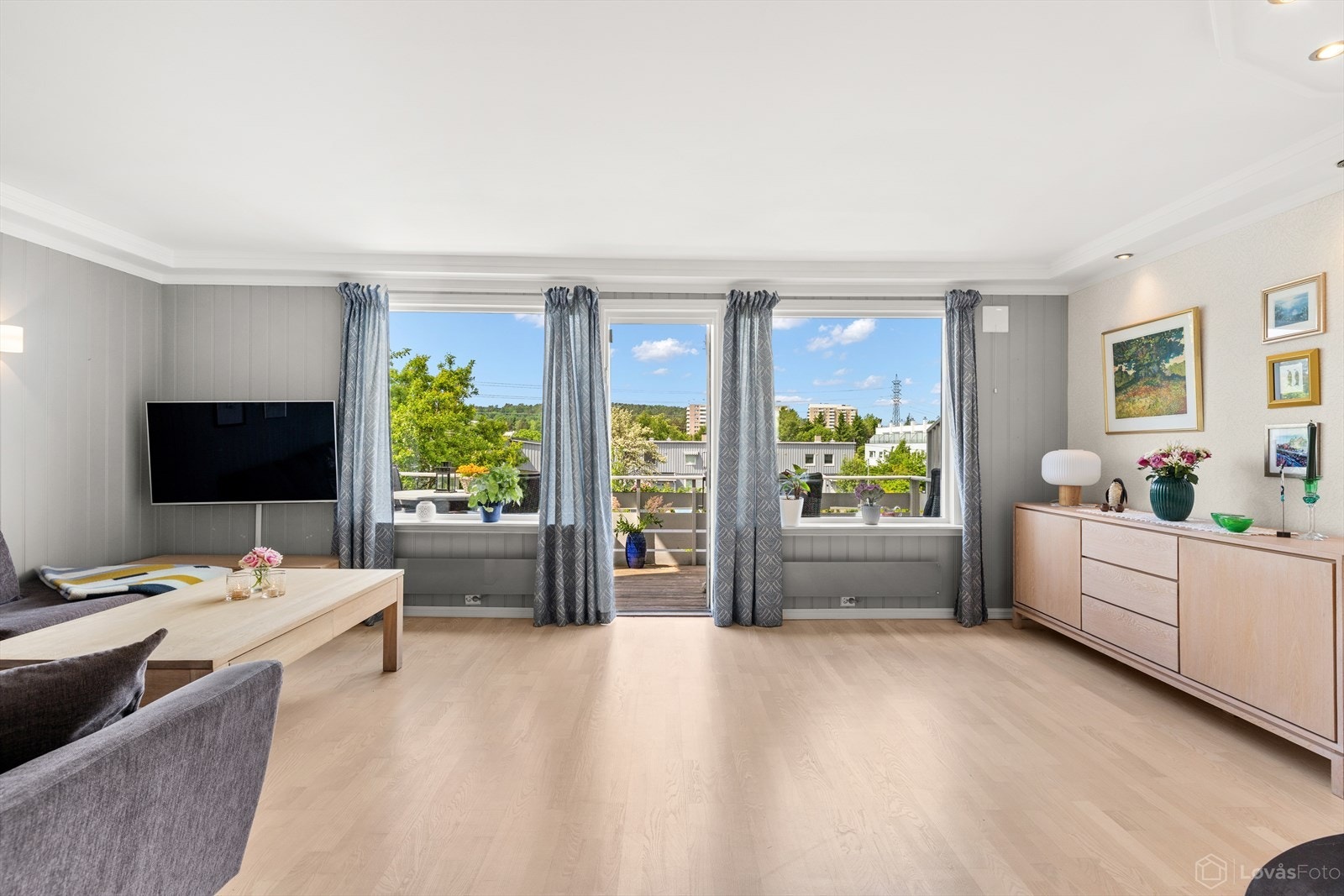 Stuen har god plass til flere sittegrupper og soner. Galleribilde