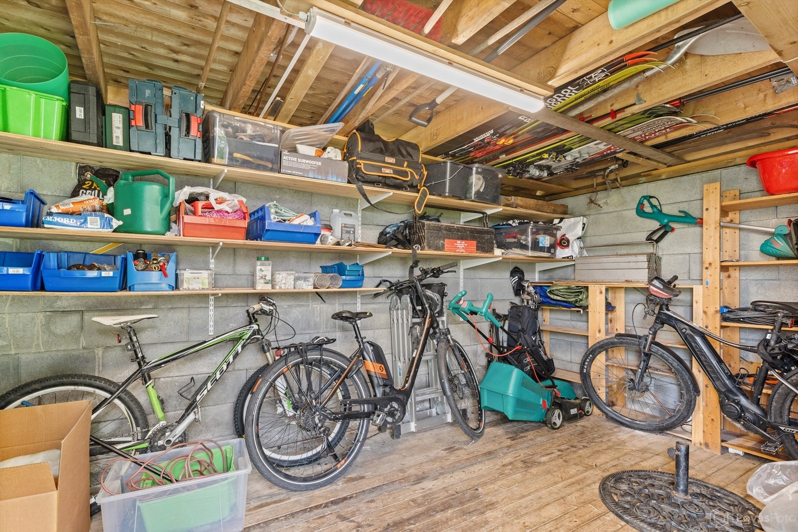 Utvendig bod på 11,6 m² med adkomst fra terrasse. Galleribilde
