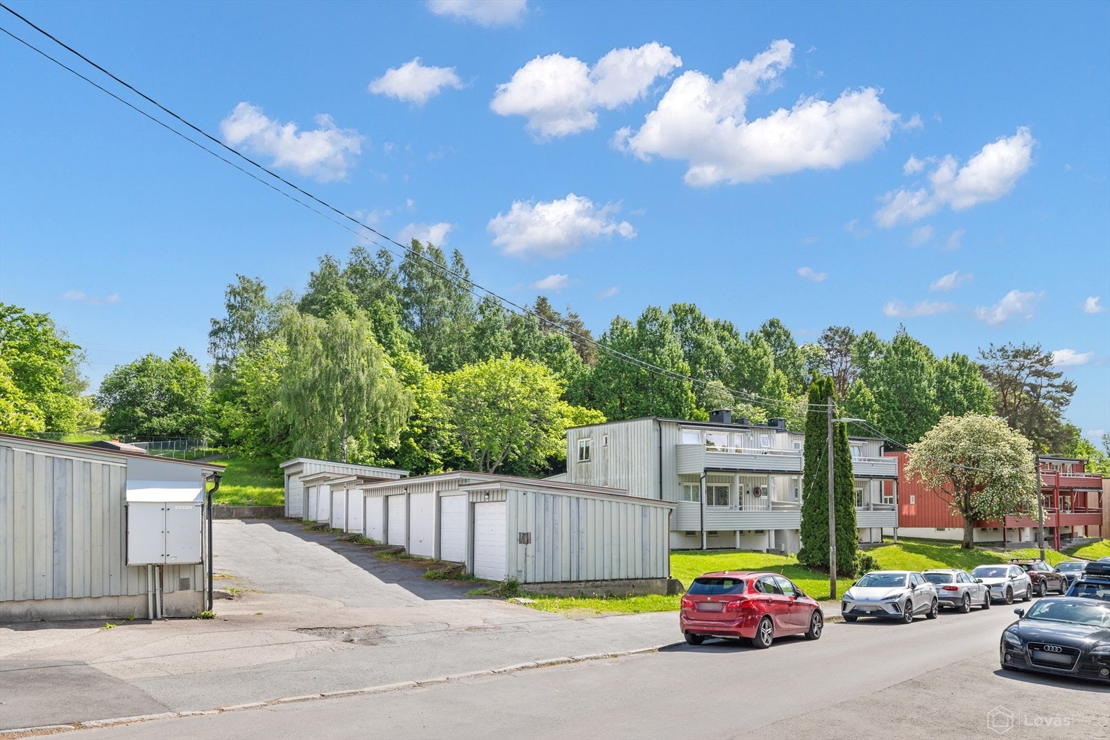 Det medfølger bruksrett til garasje på ca. 11 m² i felles garasjerekke, utstyrt med elbillader. Galleribilde