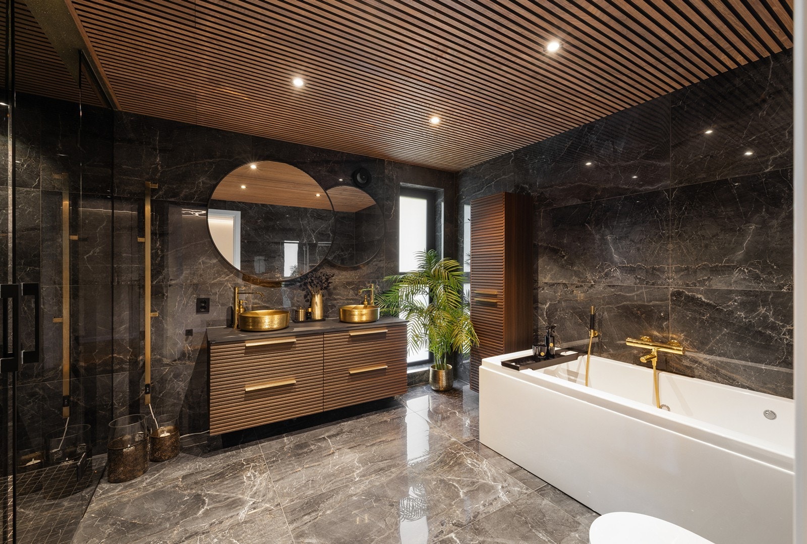 Eksklusivt og romslig bad med ekte spa-følelse og gjennomført design. Her finner du dobbel dusj med regnfallsarmatur, badekar med boblefunksjon og spiledetaljer i taket. Galleribilde