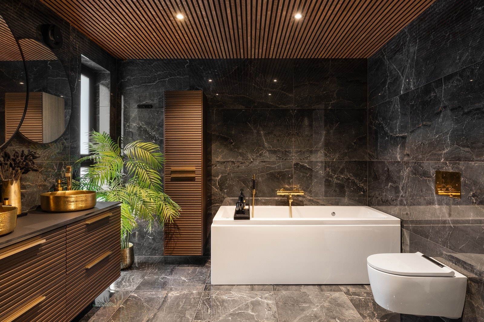 Badet er utstyrt med vegghengt toalett, servantinnredning med to servanter og to ettgreps blandebatterier, speil med belysning samt badekar med boblefunksjon. Galleribilde
