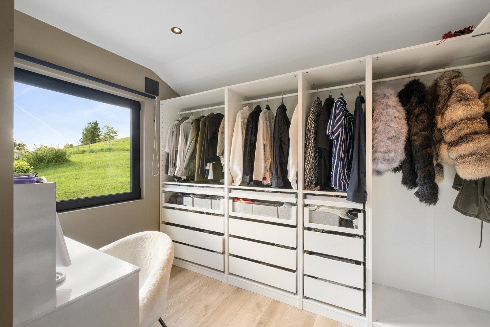 Romslig walk-in garderobe tilknyttet hovedsoverommet, med gode oppbevaringsmuligheter og funksjonell innredning. Galleribilde