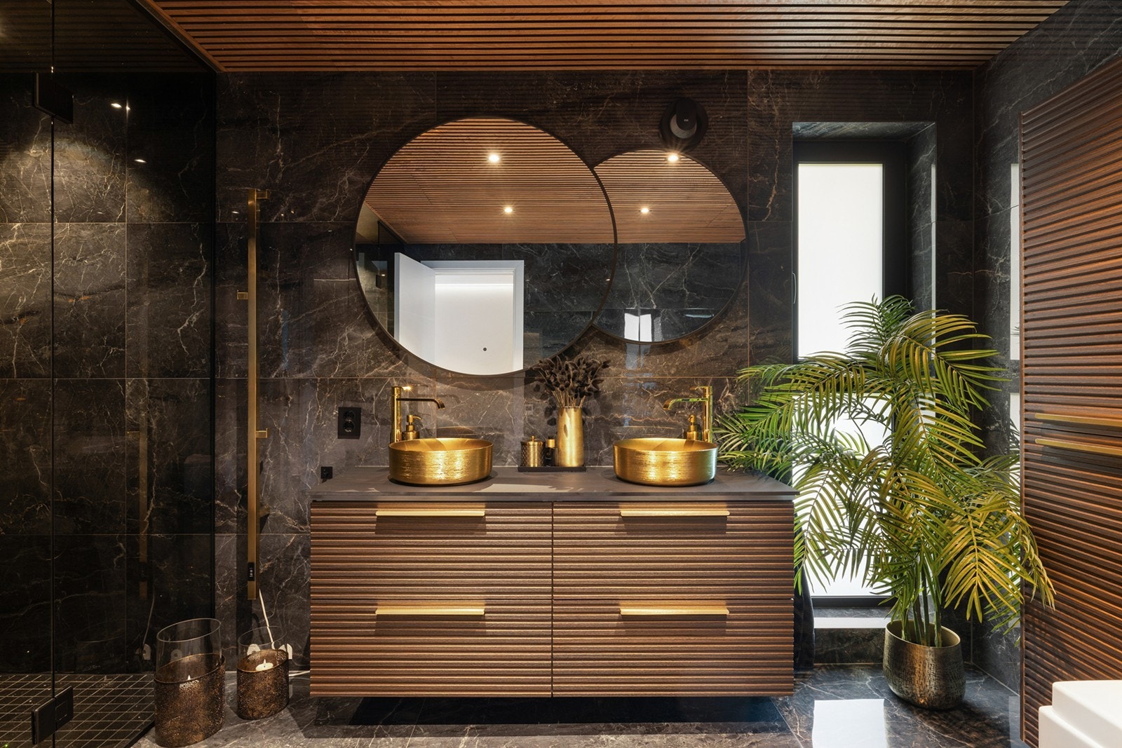 Badet ble totaloppusset i 2022/2023 og har varmekabler i gulv samt downlights i himling. Galleribilde