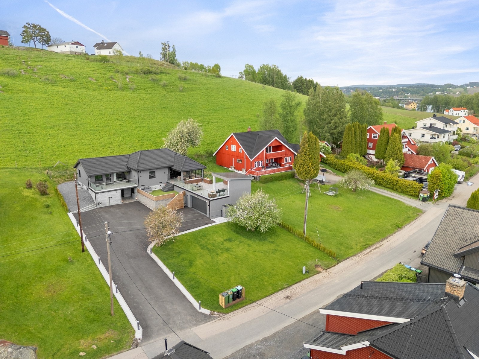 Boligen, opprinnelig fra 1947, er betydelig oppusset og utvidet i 2022/2023. Den har et bruksareal på 264 m² fordelt på to etasjer, inkludert hybel med egen inngang. Galleribilde