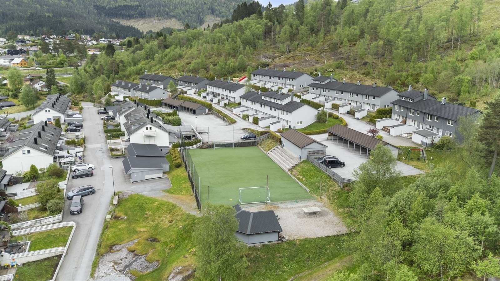 - Området har flere fine lekeplasser samt stor fotballbane, ypperlig med kort avstand for barna - Galleribilde