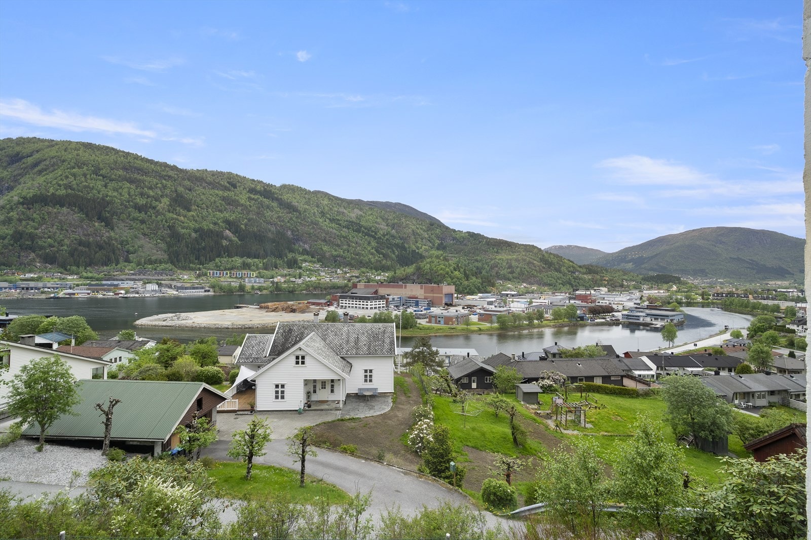 - Fra stue er det nydelig utsikt mot Førdefjorden - Galleribilde