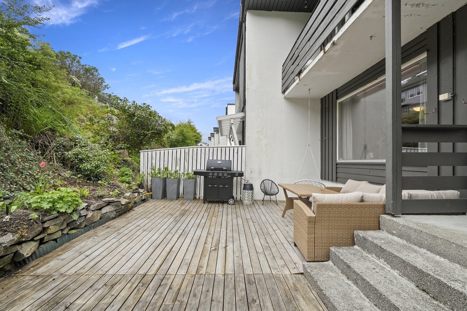 - I 1.etg er det utgang til stor delvis overbygd terrasse på 28m2 - Galleribilde