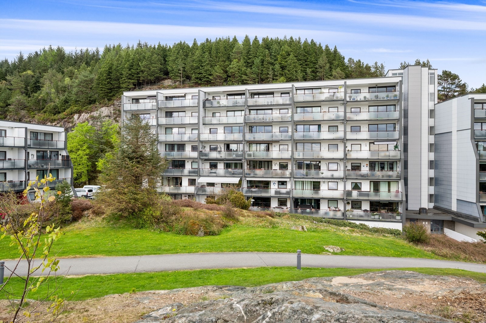 - Her har barna egen lekeplass og grøntareal på fellesområdet - Galleribilde