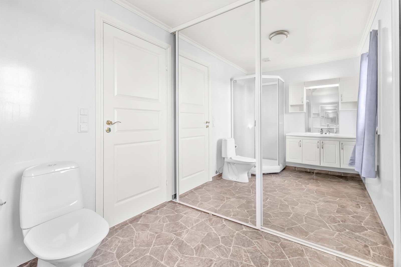 Stort bad med opplegg for vaskemaskin. Galleribilde
