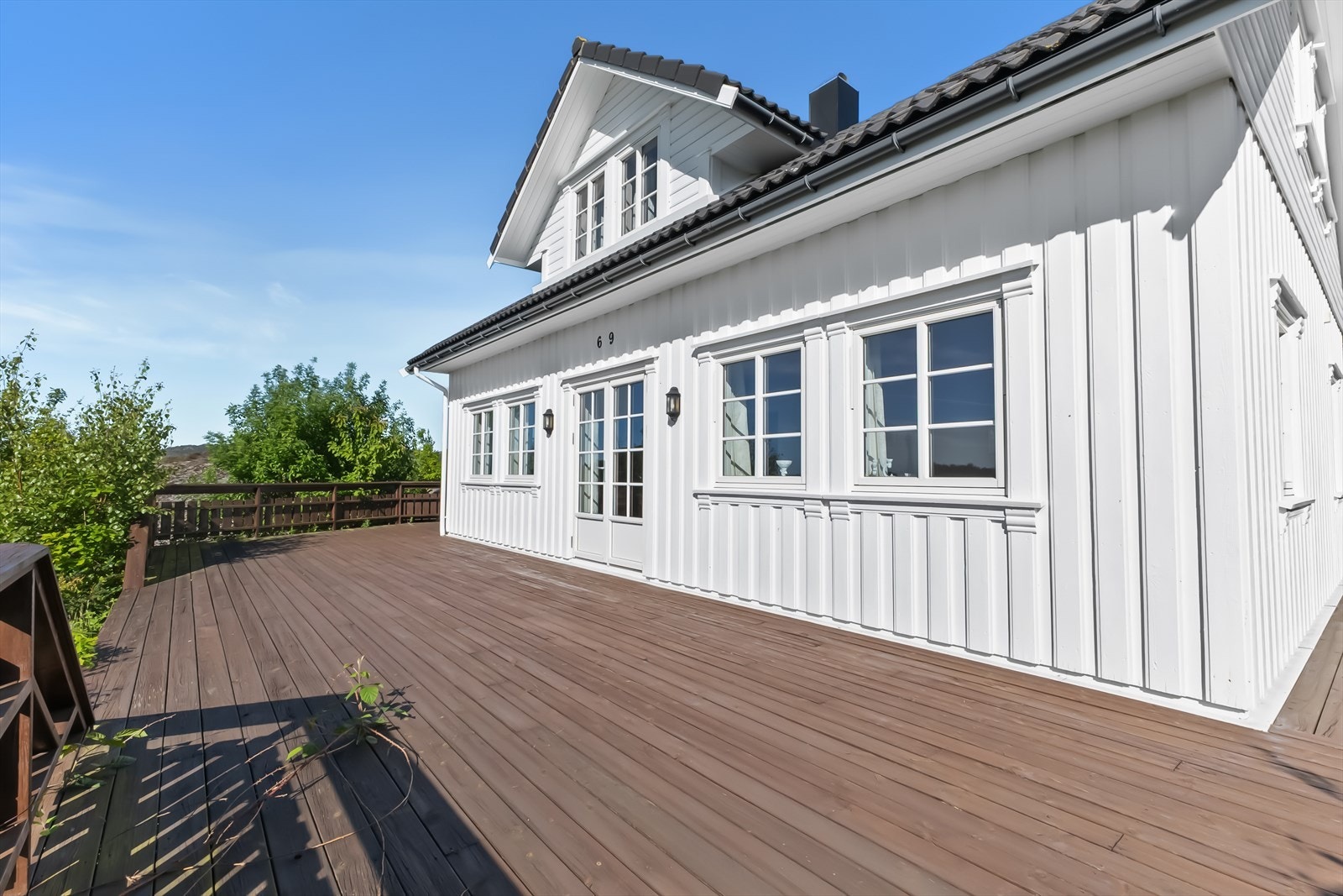 Langs tre sider er det en stor terrasse. Galleribilde