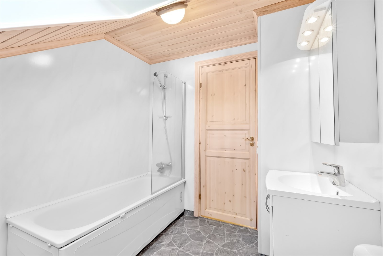 Bad/ wc med badekar. Belegg på gulvet og våtromsplater på vegger. Galleribilde