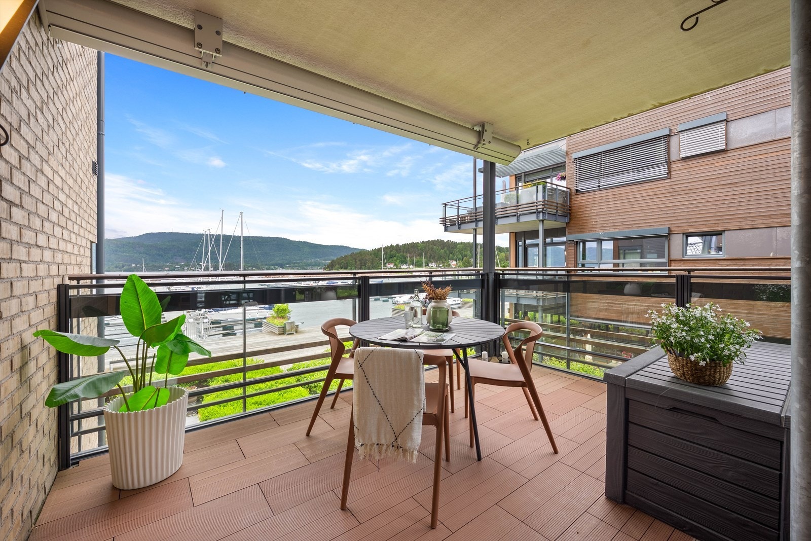 Her kan du nyte utsikten mot båthavnen og fjorden. Galleribilde