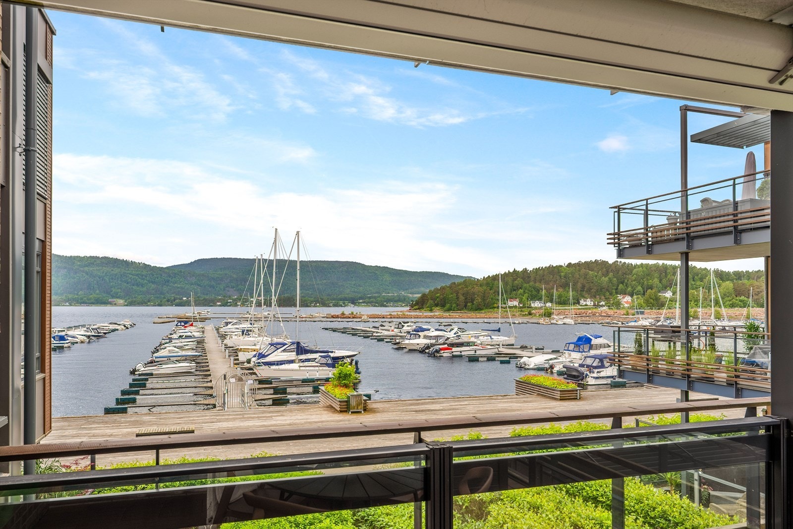 Utsikt over den velholdte marinaen fra balkongen. Galleribilde