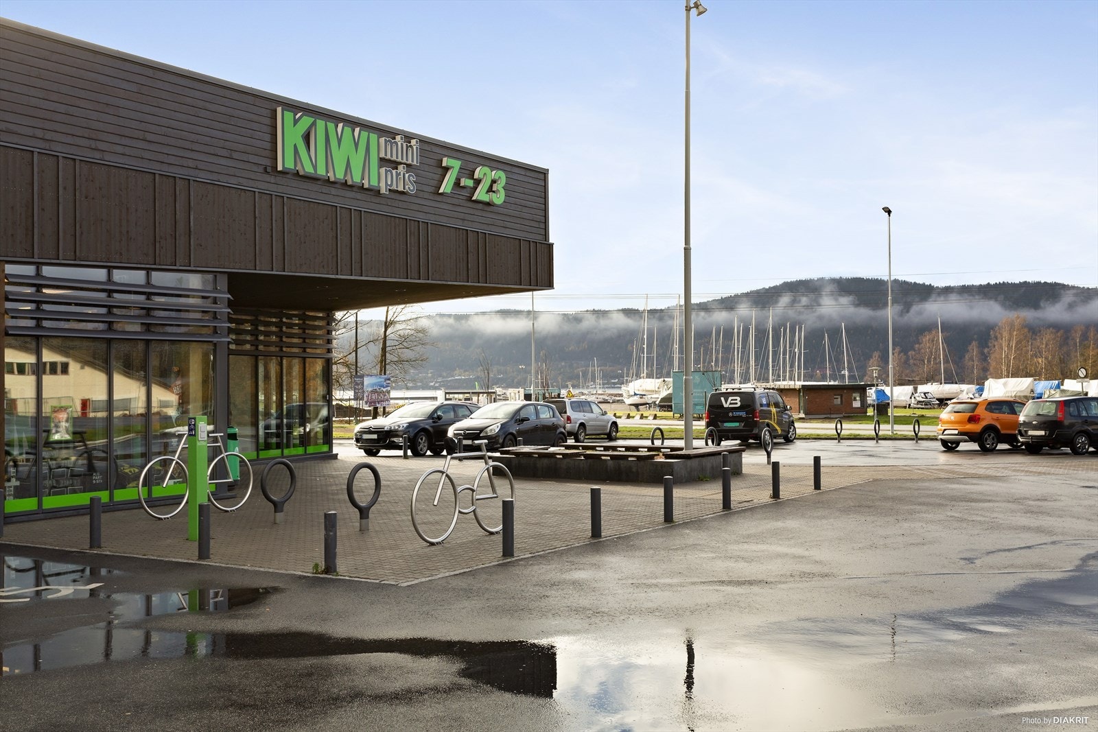 Kort gangavstand til Kiwi på brygga for den daglige handelen. Butikken ligger kun 400 meter unna. Galleribilde