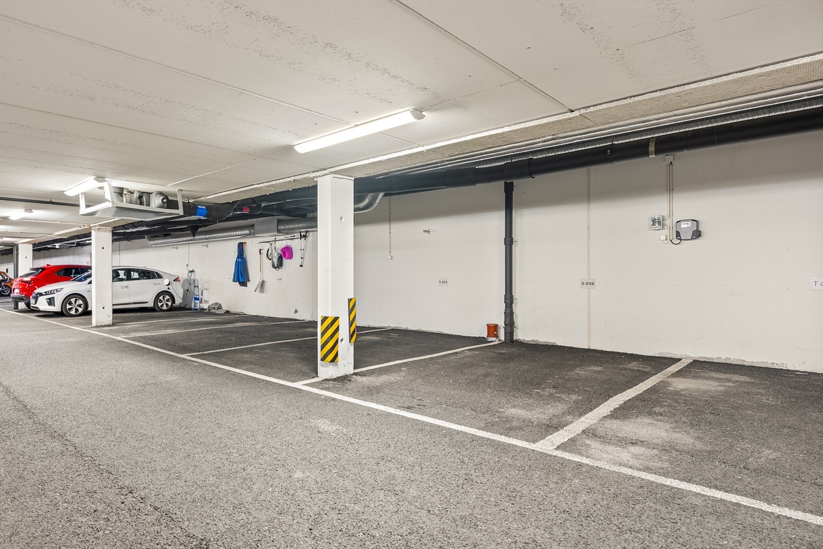Det medfølger en fast biloppstillingsplass (nr. 36) i felles garasjeanlegg. Galleribilde