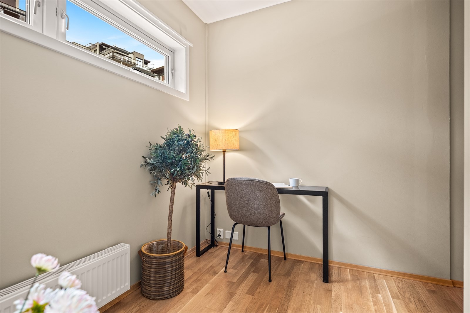 Rommet har plass til en liten arbeidsplass eller lesekrok. Galleribilde