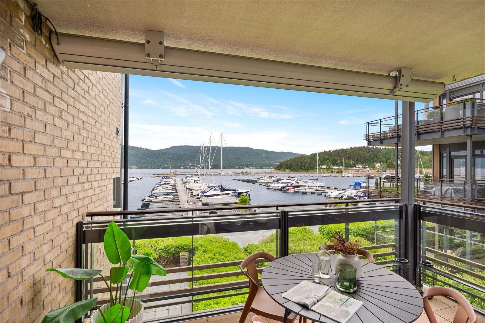 Balkongen er på ca. 16 m² og har god plass til en sittegruppe. Galleribilde