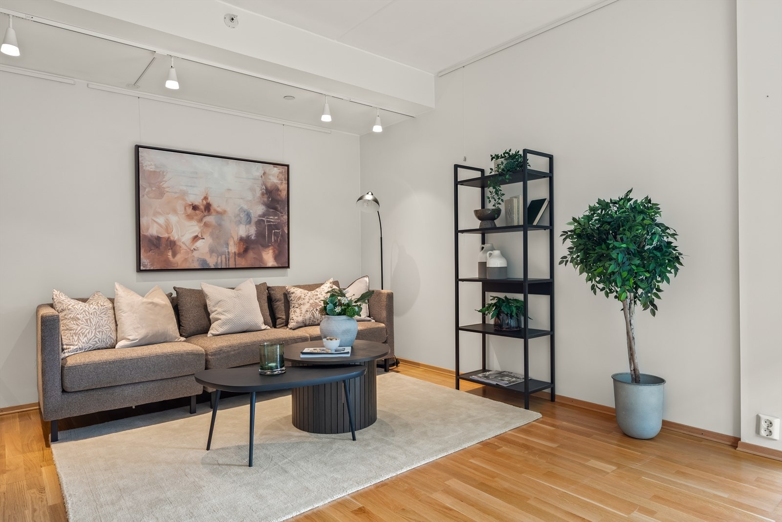Oppvarming via vannfylte radiatorer og balansert ventilasjon med varmegjenvinning sikrer et godt inneklima. Galleribilde