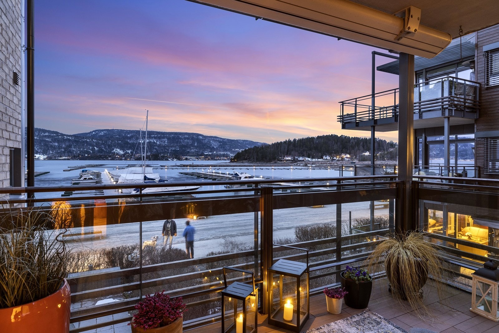Her bor du i front på Nordre Jarlsberg Brygge, med umiddelbar nærhet til bryggeliv, båthavn og badeplasser. Galleribilde