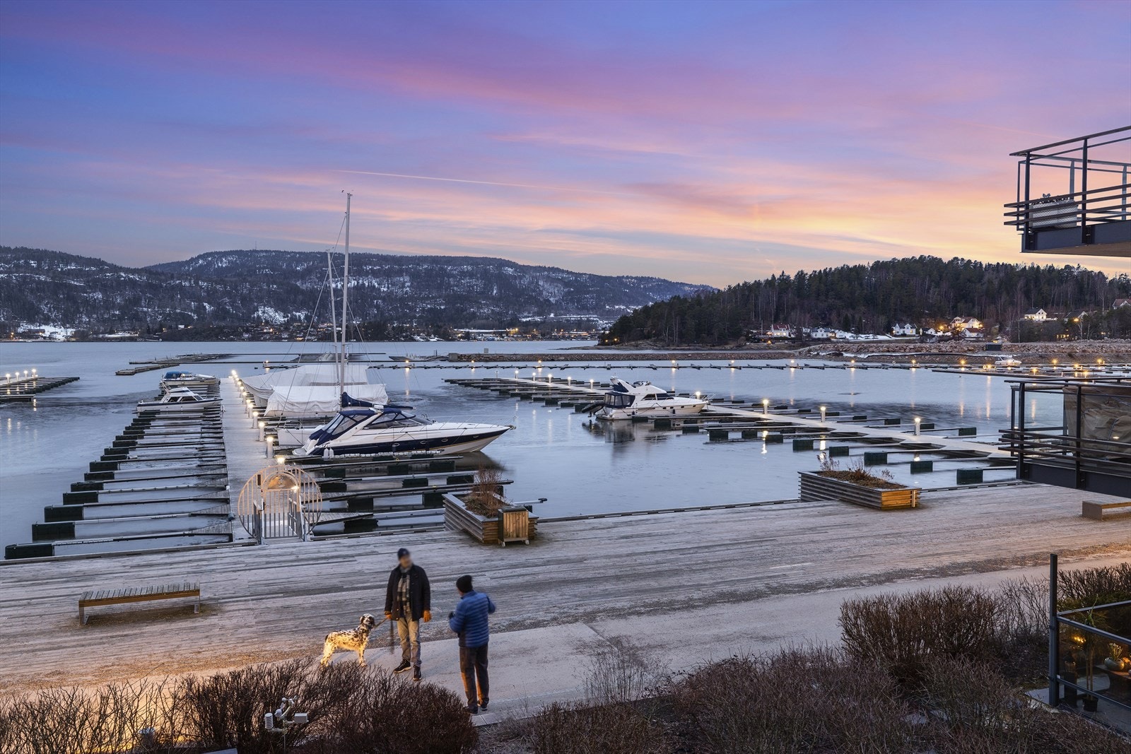 Nyt kveldsstemningen ved Sandebukta. Området byr på kyststi, sandstrender og flotte turmuligheter. Galleribilde