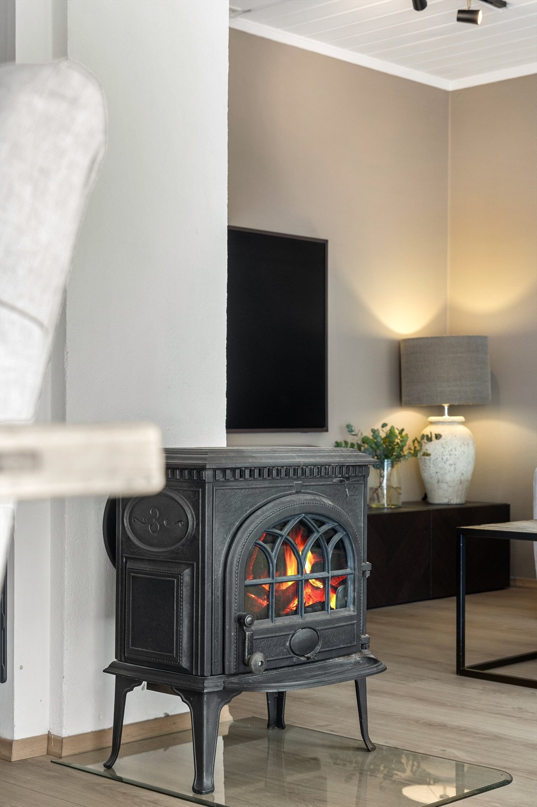 Vedovnen gir ekstra varme og hygge i stuen på kalde dager. Galleribilde