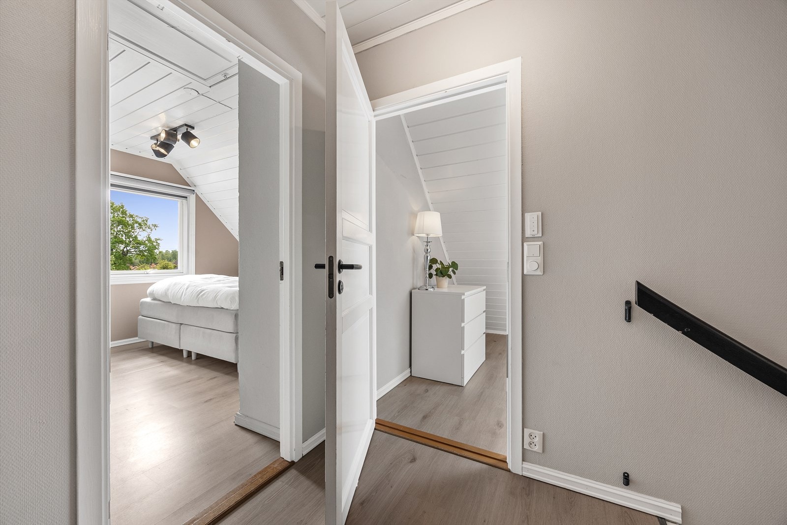 Takhøyden i gangen i andre etasje er målt til cirka 2,40 meter. Galleribilde