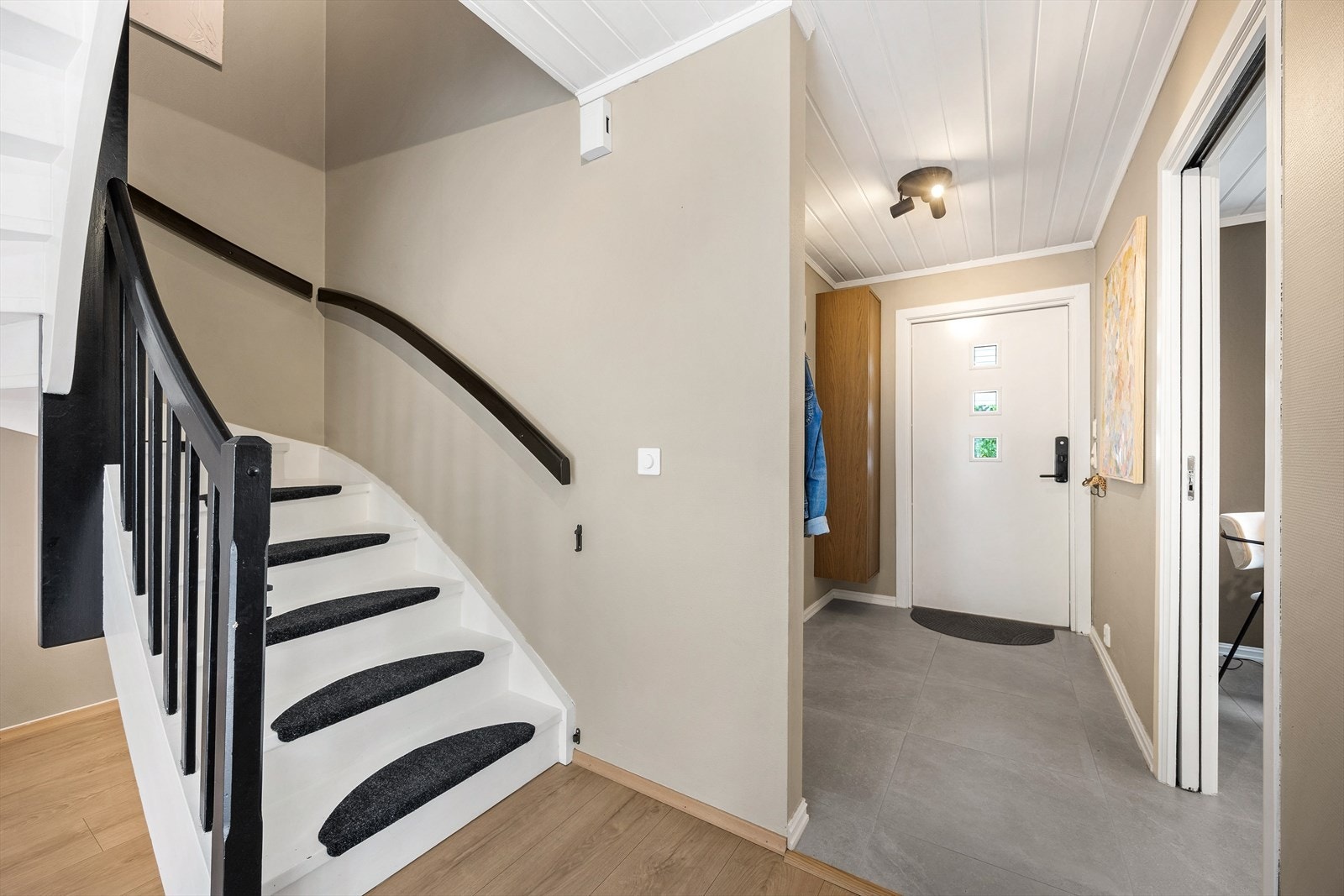 Trappen fører opp til andre etasje, som inneholder boligens soverom og toalettrom. Galleribilde