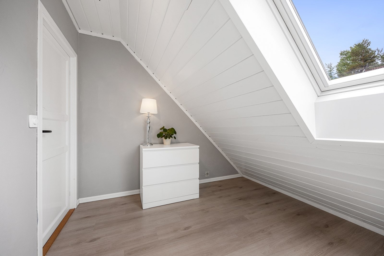 Rommet har skråtak som gir en lun atmosfære. Galleribilde