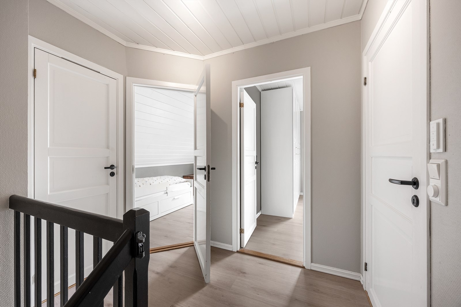 Gangen i andre etasje gir adkomst til boligens 3 soverom og et toalettrom. Galleribilde