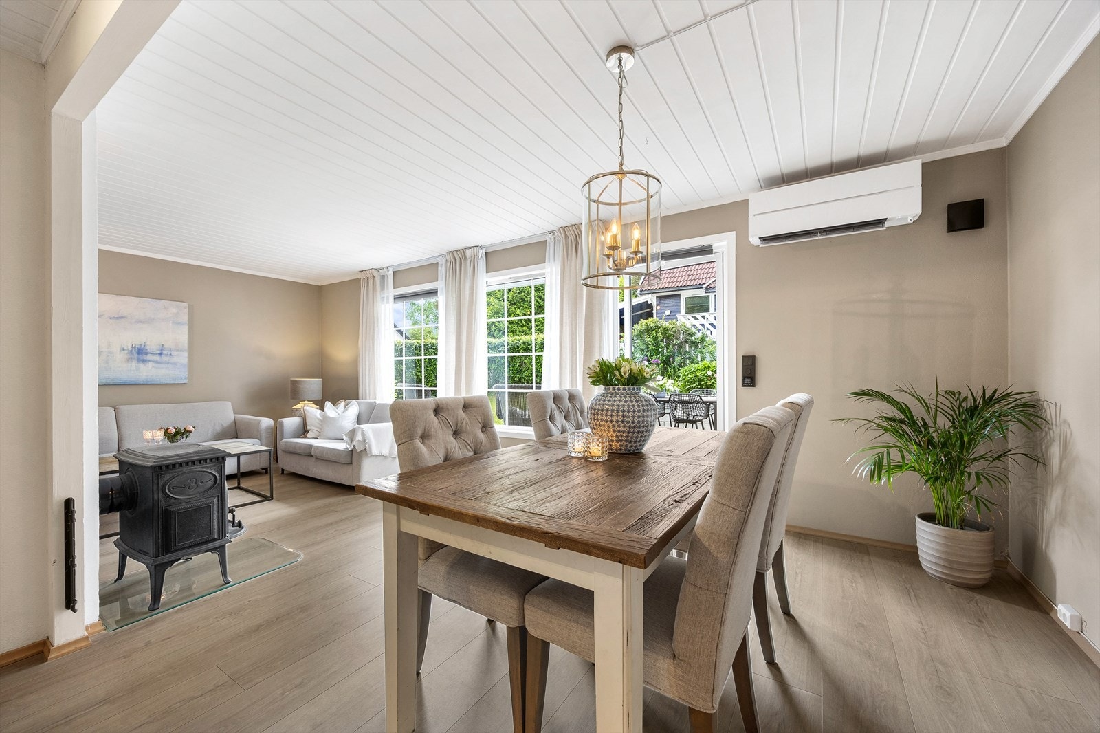 Fra stuen er det utgang til terrassen og det flotte uteområdet. Galleribilde