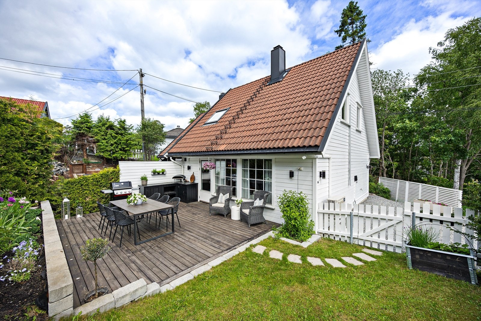 Idyllisk og skjermende uteplass. Galleribilde