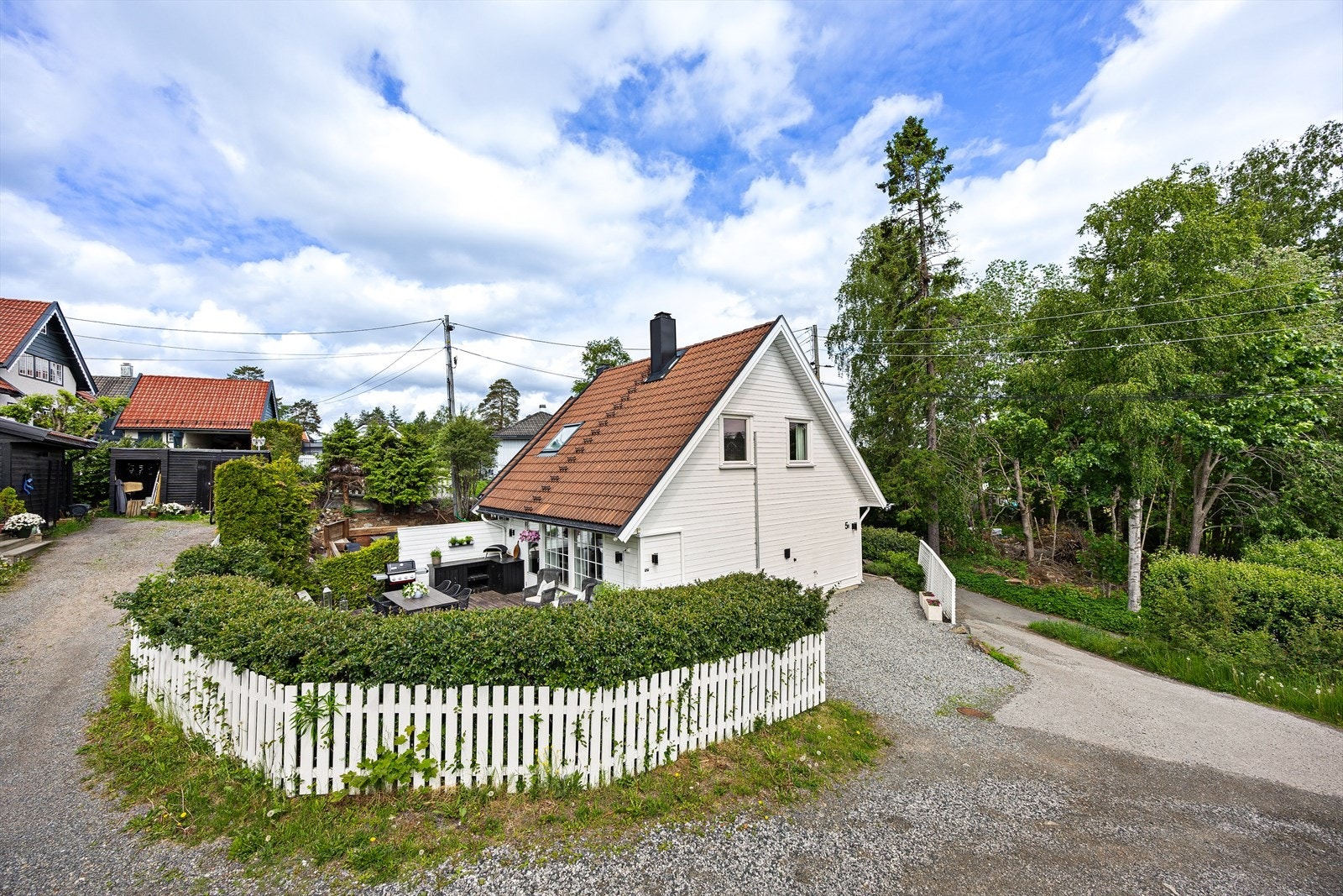 En velholdt og kjedet enebolig fra 1994, med en inngjerdet og privat hage. Galleribilde