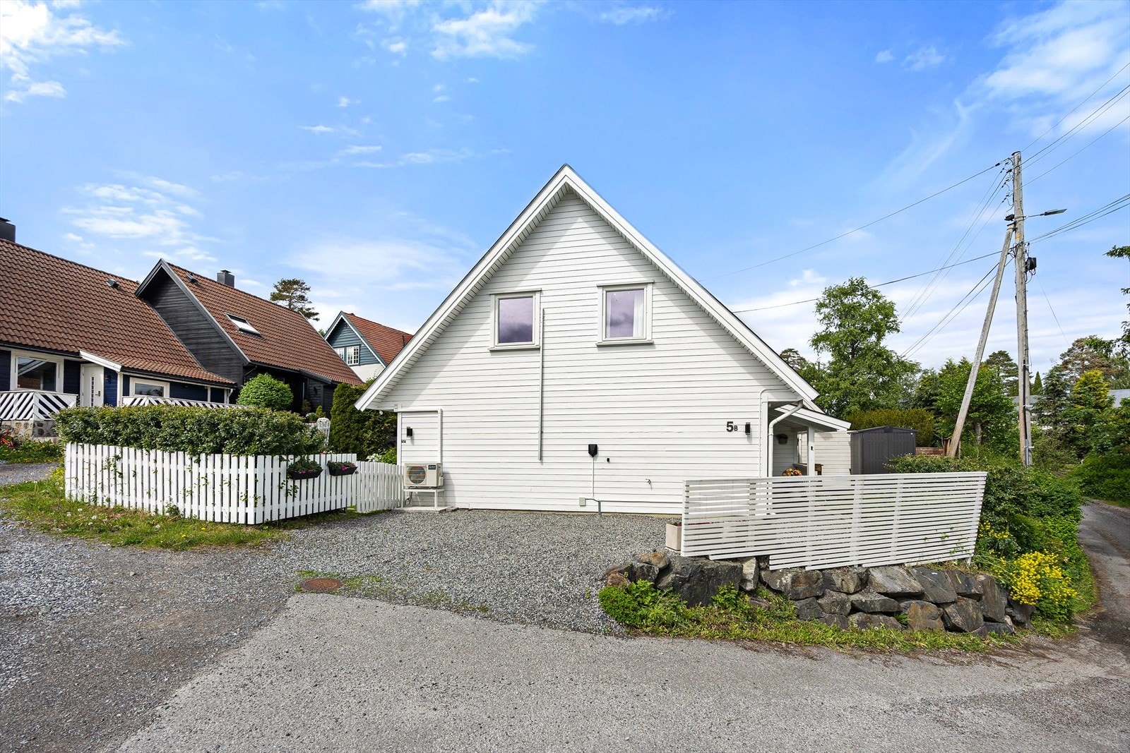 Ytterveggene er kledd med malt trepanel. Galleribilde