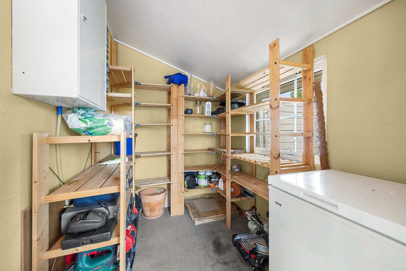En ekstern bod på 4 m² gir ekstra lagringsplass. Galleribilde