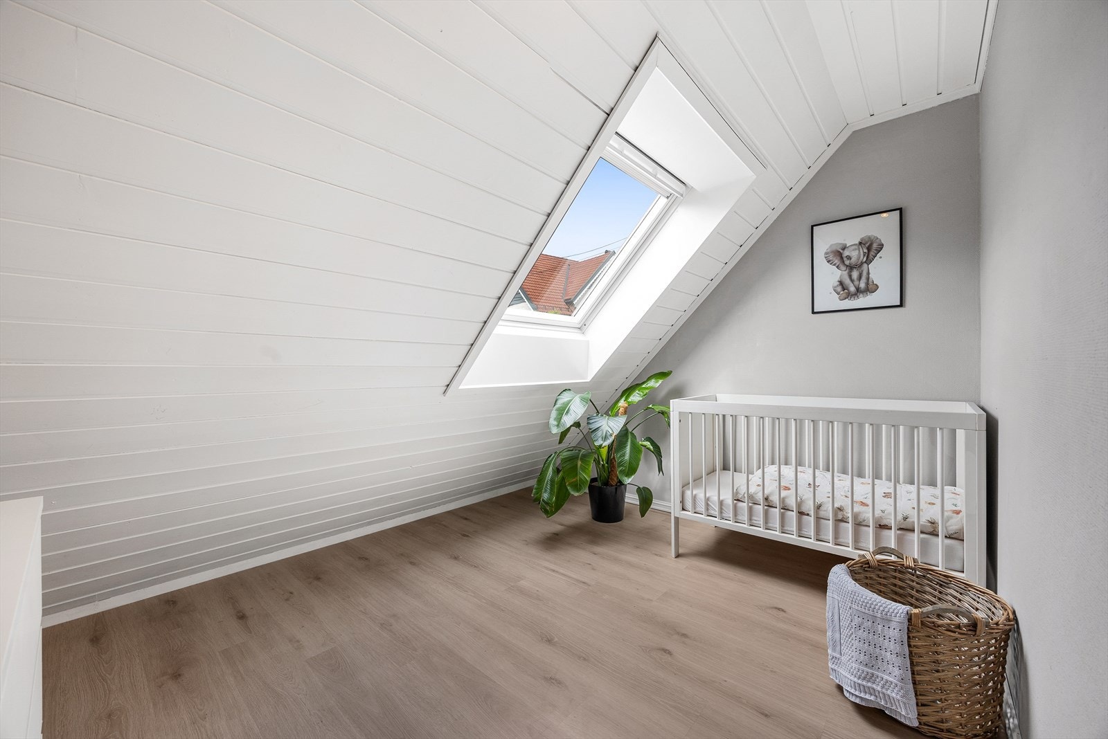 Det tredje soverommet har et takvindu som gir ekstra lys. Galleribilde