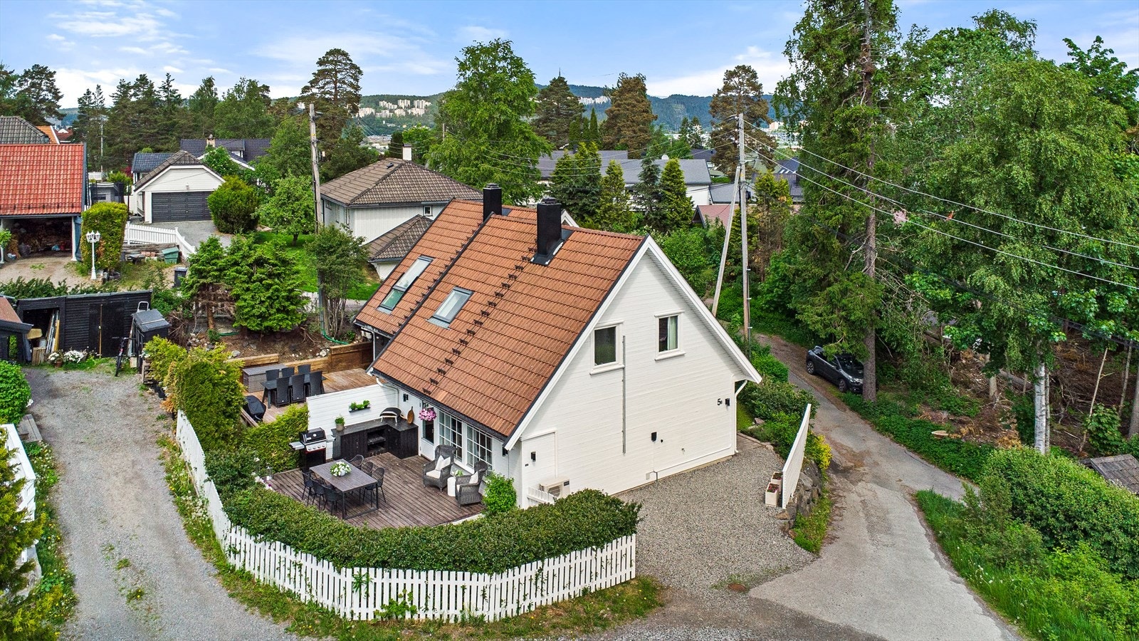 Eiendommen ligger fint til i terrenget. Galleribilde