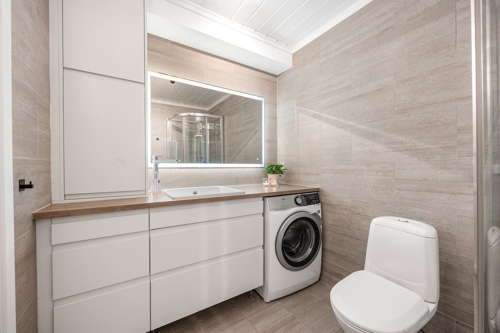 Badet i første har varmekabler i gulvet og opplegg for vaskemaskin. Galleribilde