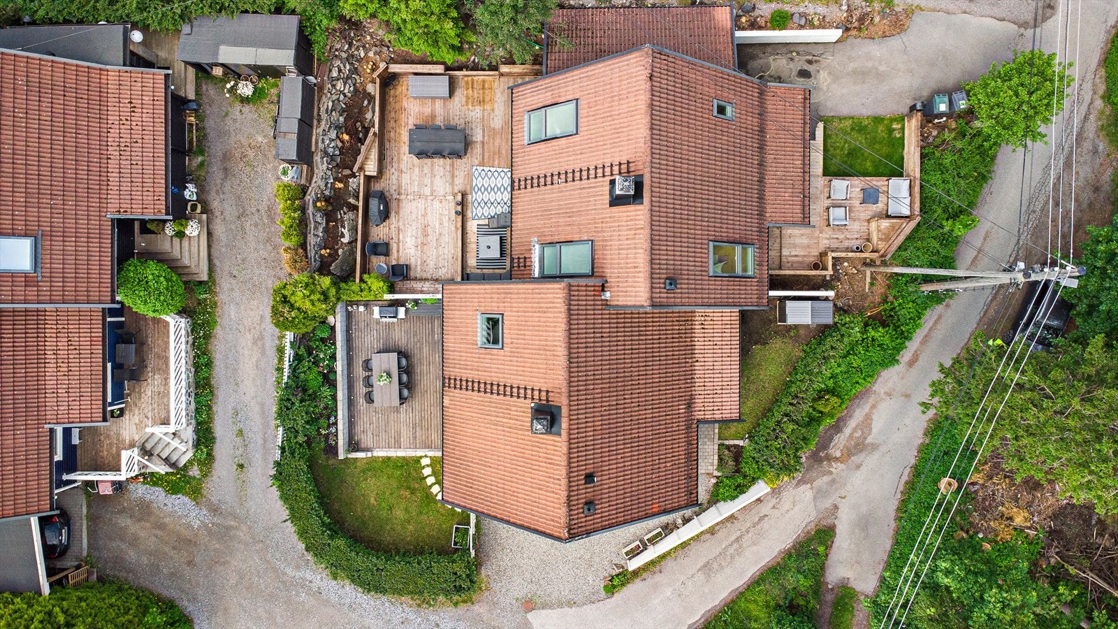Boligen har en gunstig plassering på tomten i forhold til nabobebyggelsen. Galleribilde