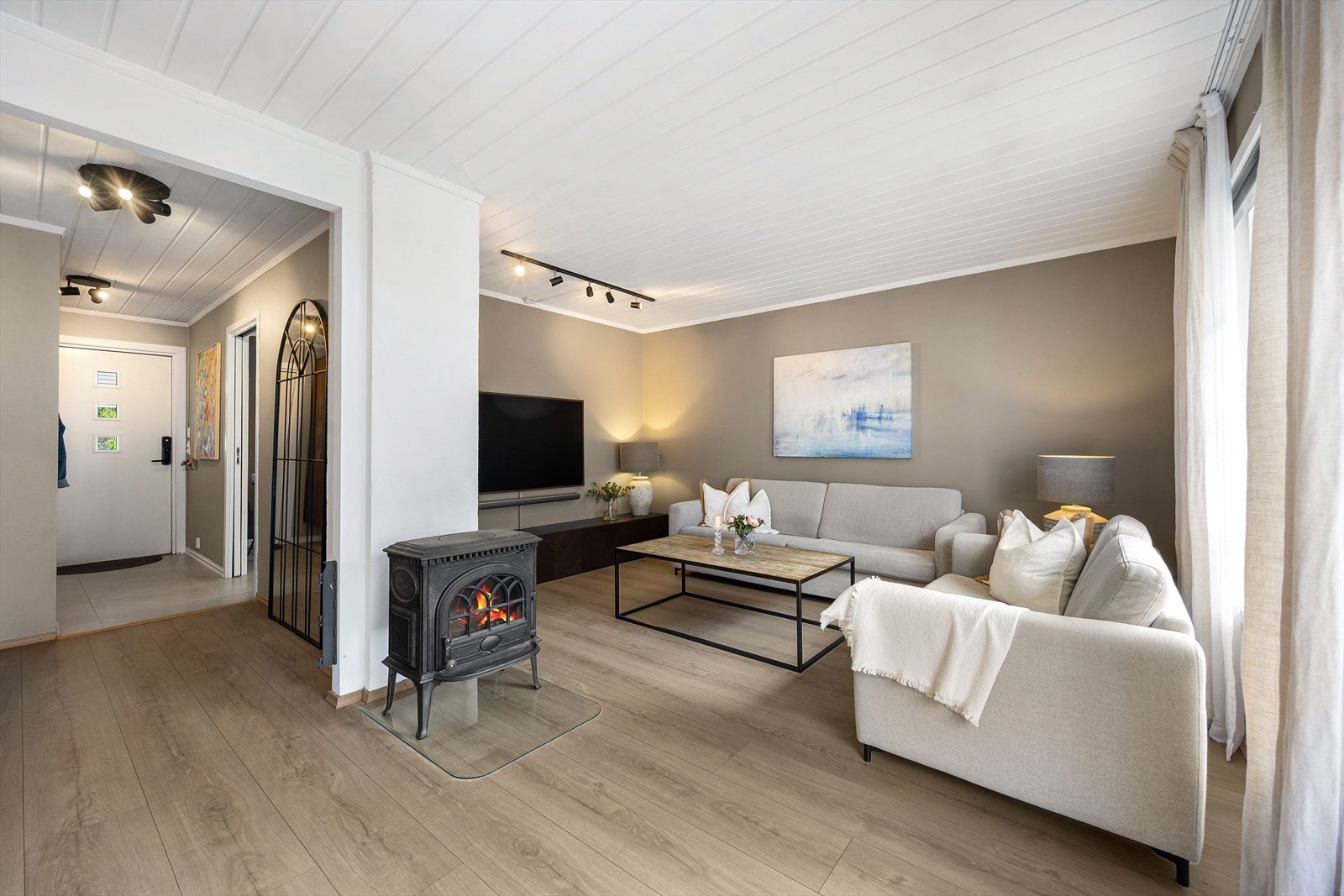Stuen har en god planløsning med plass til stor sofa og mediemøbler. Galleribilde