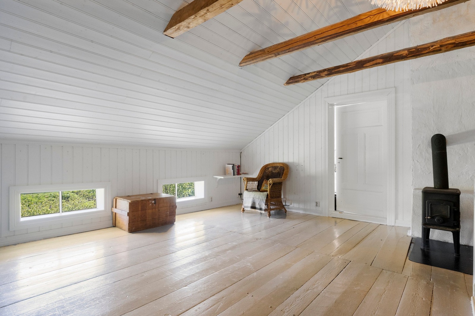 Her må man forvente noe vedlikehold og de naturlige skjevhetene og nivåforskjellene som følger med et ekte tømmerhus fra tidlig 1800-tall - nettopp de kvalitetene som gir eiendommen sjel og karakter. Galleribilde