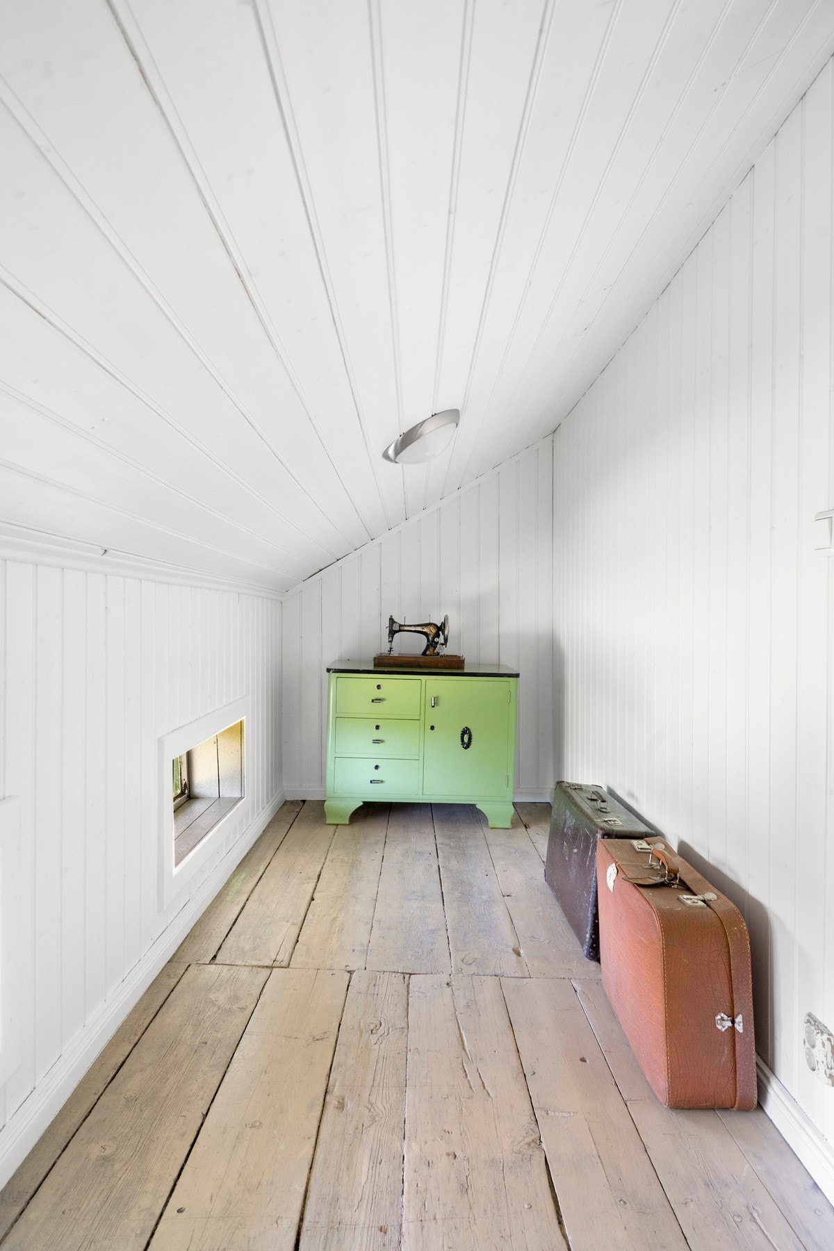 I tilknytning til hovedsovverommet er det i tillegg adkomst til praktisk bod/garderobe. Galleribilde