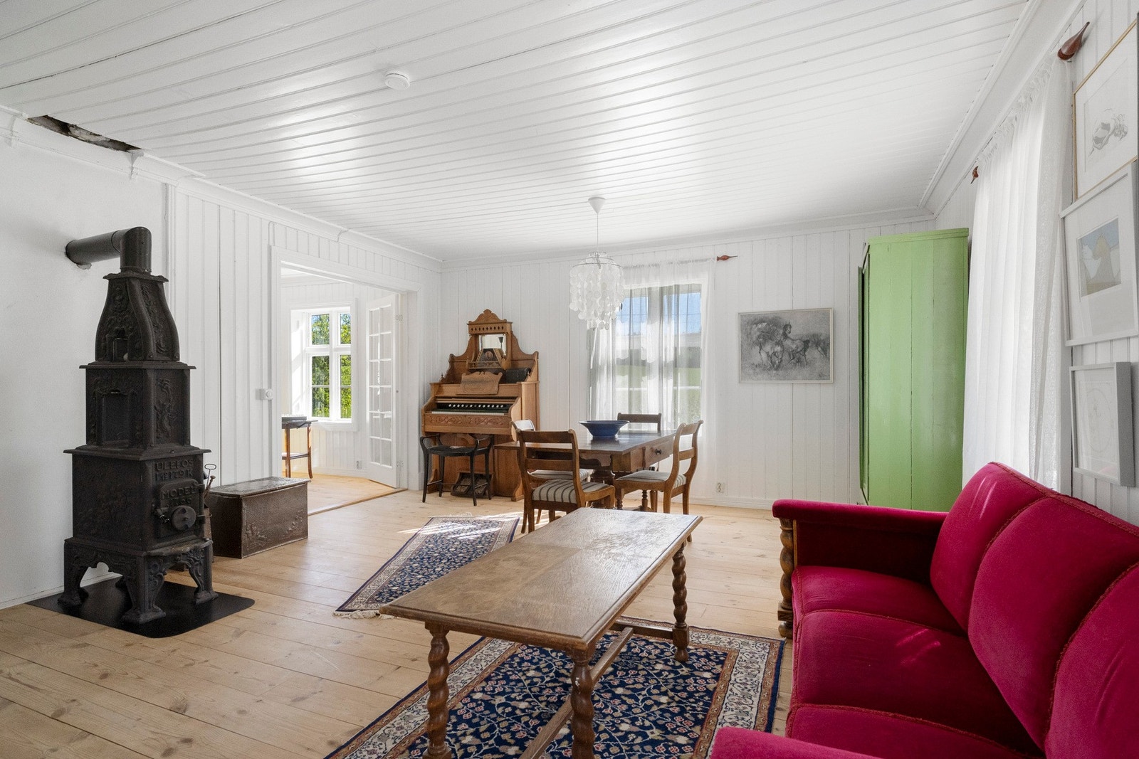 Den hyggelige stuen oser av historie og sjarm, med detaljer som vitner om boligens lange tradisjoner og unike karakter. Galleribilde